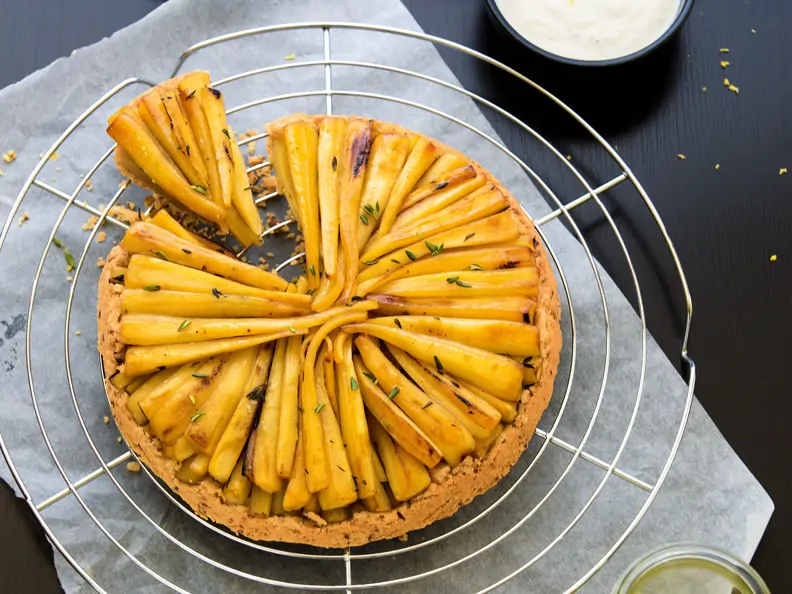 Angeschnittene Pastinaken-Tarte auf Kuchengitter