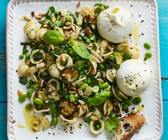Nudelsalat mit Erbsen und Burrata