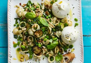 Nudelsalat mit Erbsen und Burrata