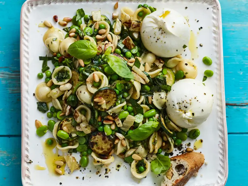 Nudelsalat mit Erbsen und Burrata