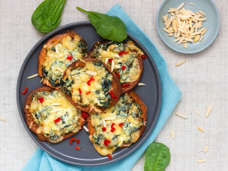 Low-Carb-Pancakes mit Spinat und Käse