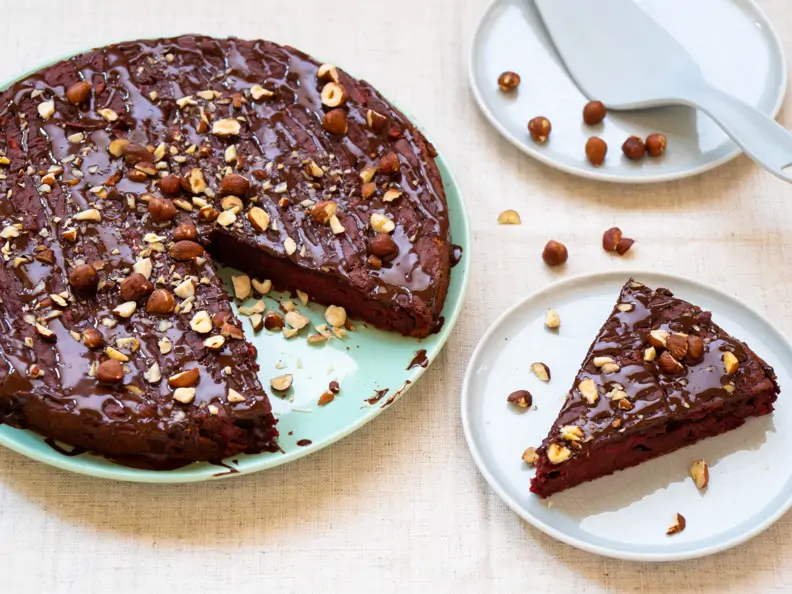 Angeschnittener Rote-Bete-Kakao-Kuchen