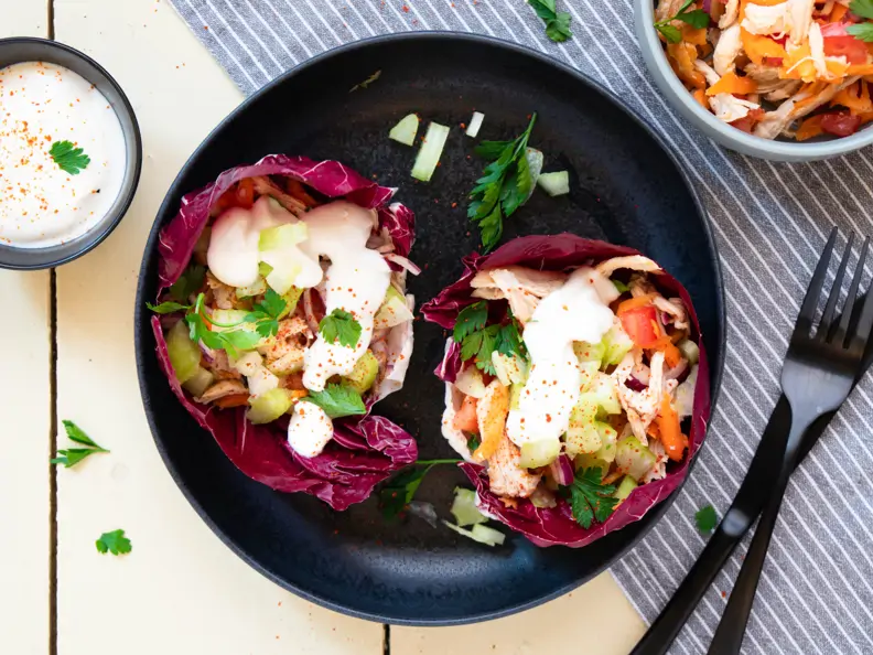 Pulled Chicken in Salat-Tacos