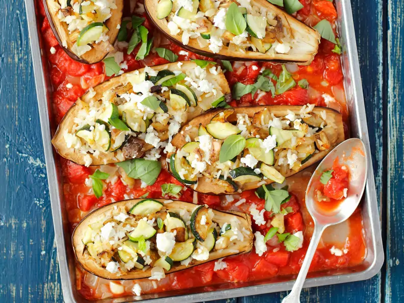 Auberginen mit Reis auf Tomatensauce