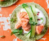 Tortillas mit Lachs und Gurkenstreifen