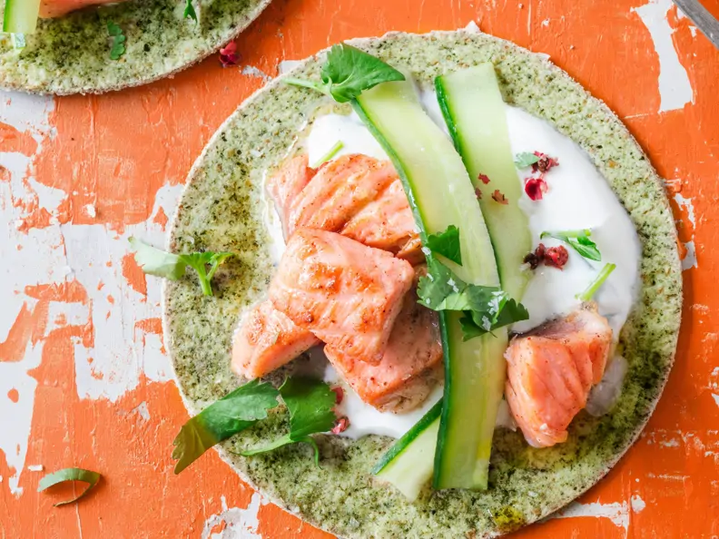 Tortillas mit Lachs und Gurkenstreifen