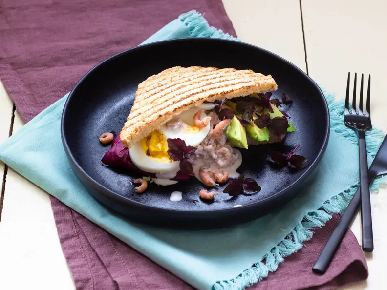 Eier-Avocado-Sandwich mit Krabbensalat