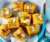 Maiskolben vom Grill mit Thymianbutter