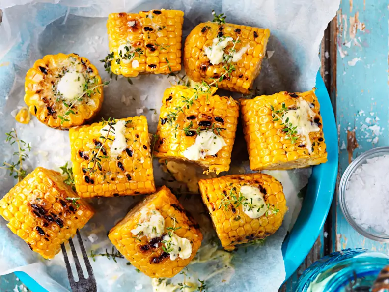 Maiskolben vom Grill mit Thymianbutter