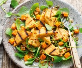 Haselnuss-Polenta mit Süßkartoffel-Portulak-Salat