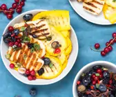 Gegrillter Halloumi und Zucchini mit Beeren-Salsa