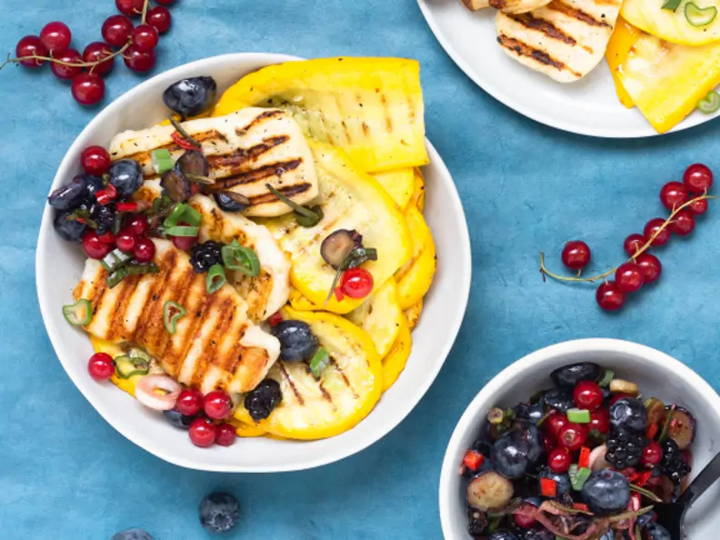 Gegrillter Halloumi und Zucchini mit Beeren-Salsa