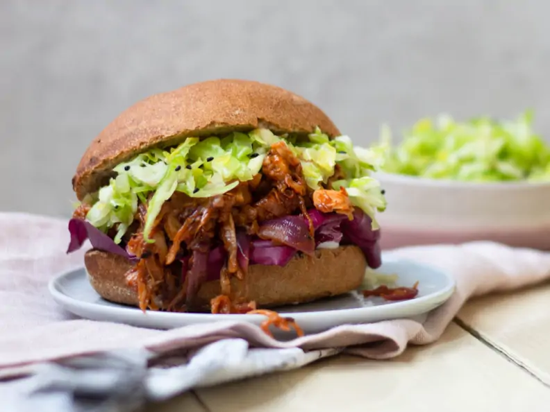Pulled Jackfruit-Burger mit Spitzkohlsalat