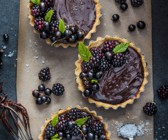 Tortelettes mit Schokoladen-Avocado-Creme und Beeren