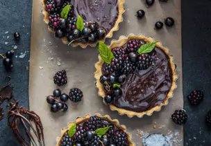 Tortelettes mit Schokoladen-Avocado-Creme und Beeren