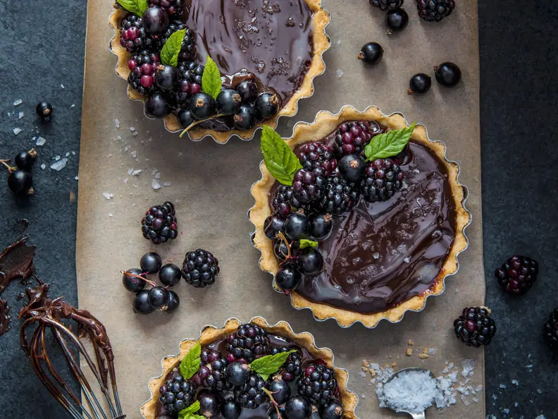 Tortelettes mit Schokoladen-Avocado-Creme und Beeren