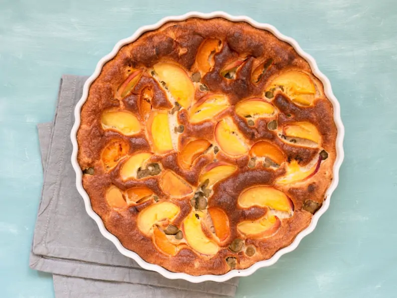 Clafoutis mit Aprikosen, Pfirsich und Stachelbeeren