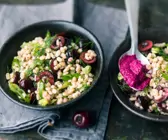 Graupensalat mit Kirschen und Rote-Bete-Dip