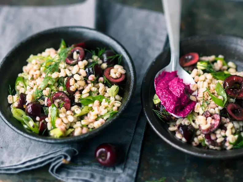Graupensalat mit Kirschen und Rote-Bete-Dip