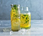 Zitronen-Limonade mit Thymian
