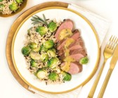 Entenbrustfilet auf Wildreis-Rosenkohl-Pfanne mit Orangensauce