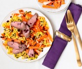 Lammlachs zu orientalischem Wildreis und Möhren in einer Gewürzsauce