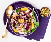 Wildreis-Bowl mit Feldsalat, Rotkohl und Nuss-Orangen-Dressing
