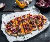Bunte Dinkel-Pizza mit Kürbis
