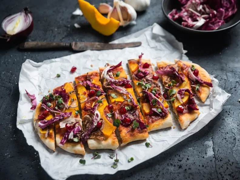 Bunte Dinkel-Pizza mit Kürbis
