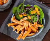 Kürbis-Pommes mit Spinatsalat