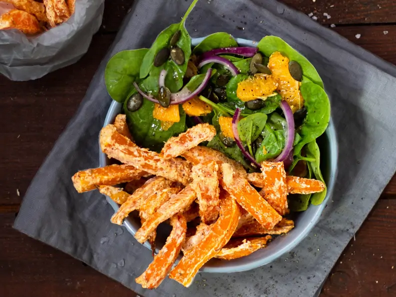 Kürbis-Pommes mit Spinatsalat