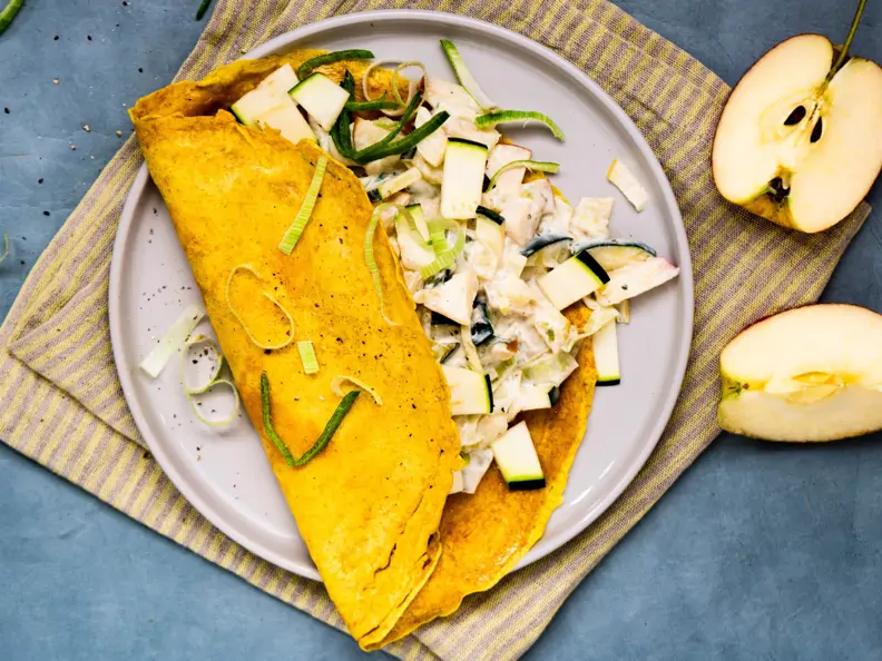 Kurkumapfannkuchen mit Lauch-Zucchini-Füllung