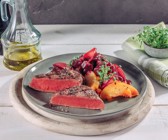 Irisches Rinderfilet mit geschmorter Roter Bete und Pfirsichragout