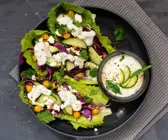 Salatschiffchen mit Kichererbsen und Zaziki