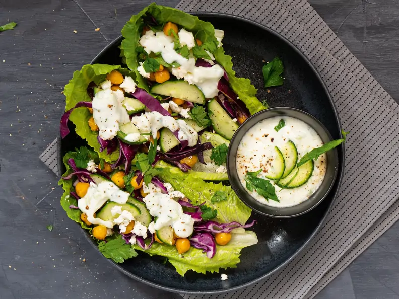 Salatschiffchen mit Kichererbsen und Zaziki