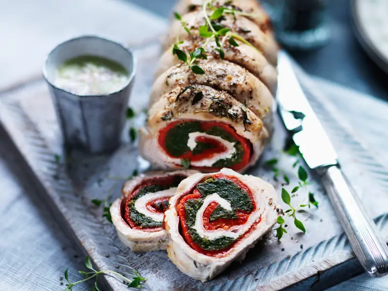 Geflügelroulade mit Kräuter-Tomaten-Füllung