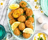 Möhren-Falafeln mit Tahini-Joghurt-Dip