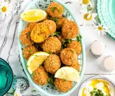 Möhren-Falafeln mit Tahini-Joghurt-Dip