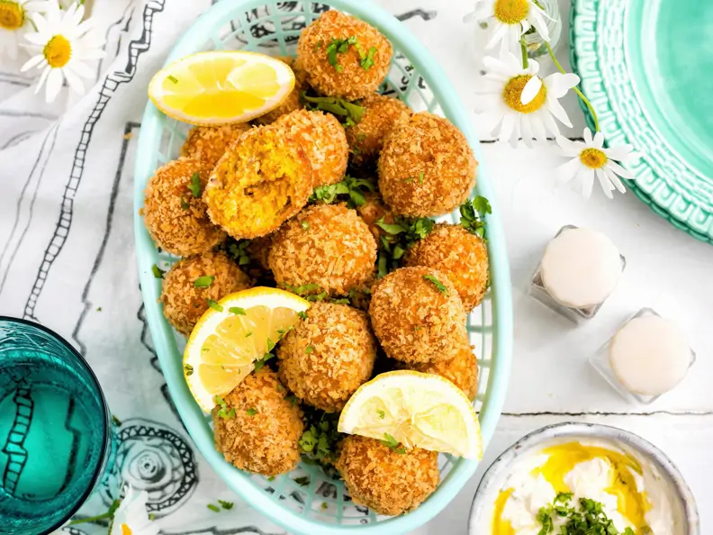 Möhren-Falafeln mit Tahini-Joghurt-Dip