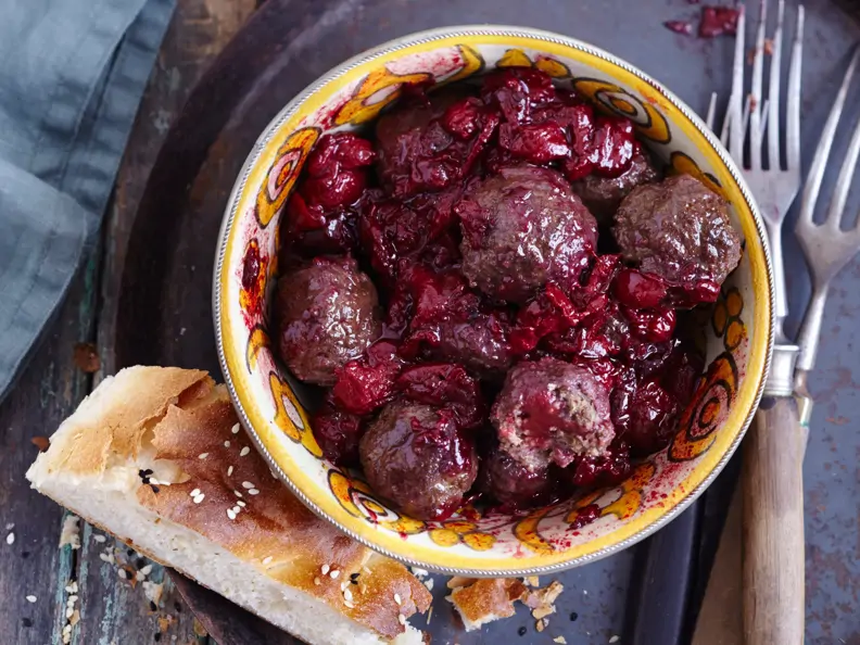Orientalische Hackbällchen mit Kirschen
