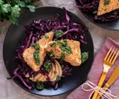 Panierter Feta in Sesampanade mit Rotkohl und Salsa verde