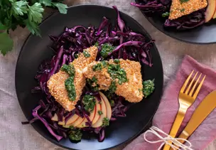Panierter Feta in Sesampanade mit Rotkohl und Salsa verde