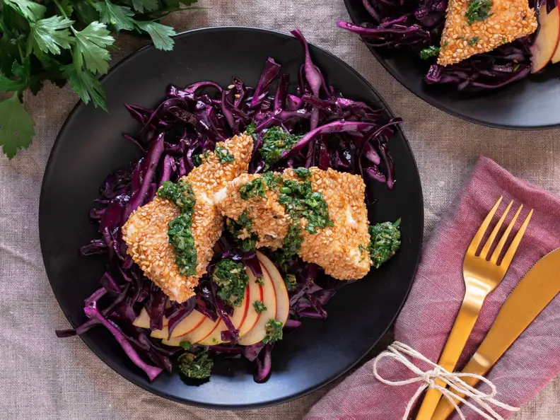 Panierter Feta in Sesampanade mit Rotkohl und Salsa verde