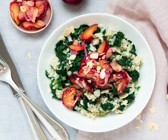 Spinat-Gorgonzola-Risotto mit Mandelpflaumen