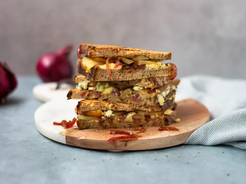 Roggenbrote mit Birne und Käse