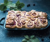 Hefeschnecken mit Brombeer-Sojaquark-Füllung