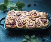 Hefeschnecken mit Brombeer-Sojaquark-Füllung
