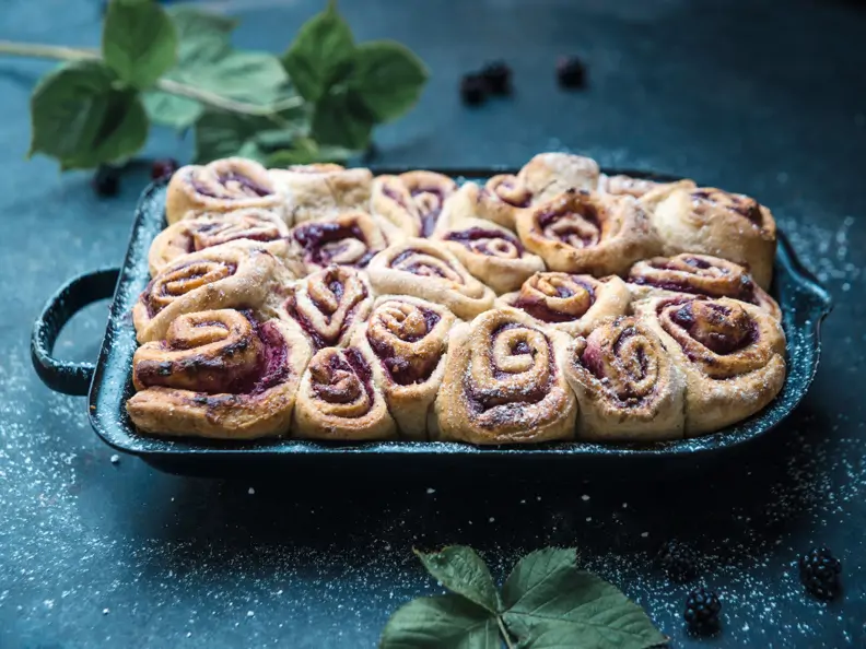 Hefeschnecken mit Brombeer-Sojaquark-Füllung