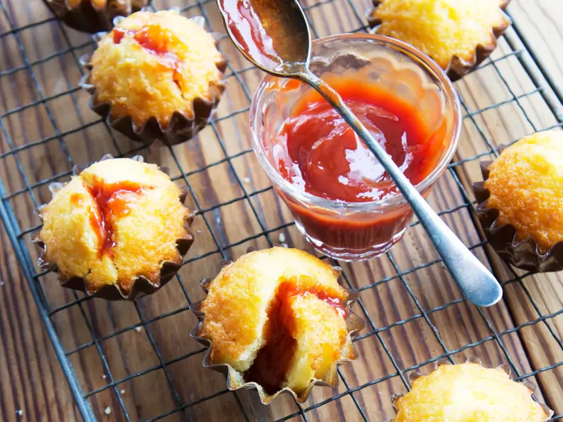 Mandel-Muffins mit Hagebuttenmus