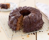 Saftiger Nusskuchen mit Schokoglasur